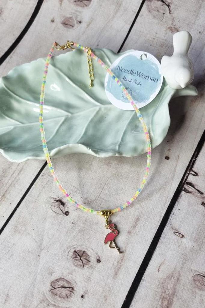 Koralikowy choker z zawieszką flaminga, ręcznie robiony naszyjnik