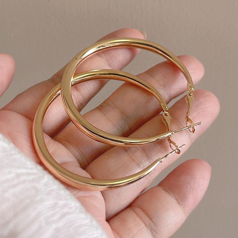 

Autumn and Winter Generous Retro Hong Kong Style Big Circle Stud Earrings Fancy Slim Looking Elegant Eardrop Jewelry Women Pair of large gold stud earrings