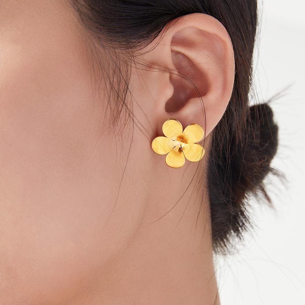Wind Temperament Five-petaled Flower Retro Flower Stud Earrings Women's Titanium Steel Gold-plated Fashion Design Earrings