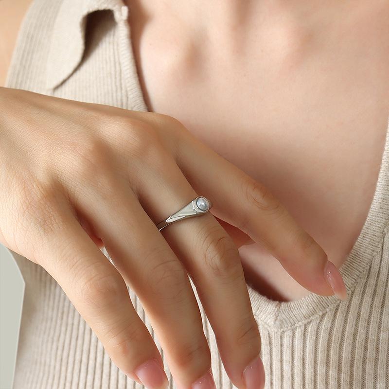 

Корейское кольцо из титановой стали с черными и белыми бусинами и гальваническим покрытием из 18-каратного золота для женщин Size 7