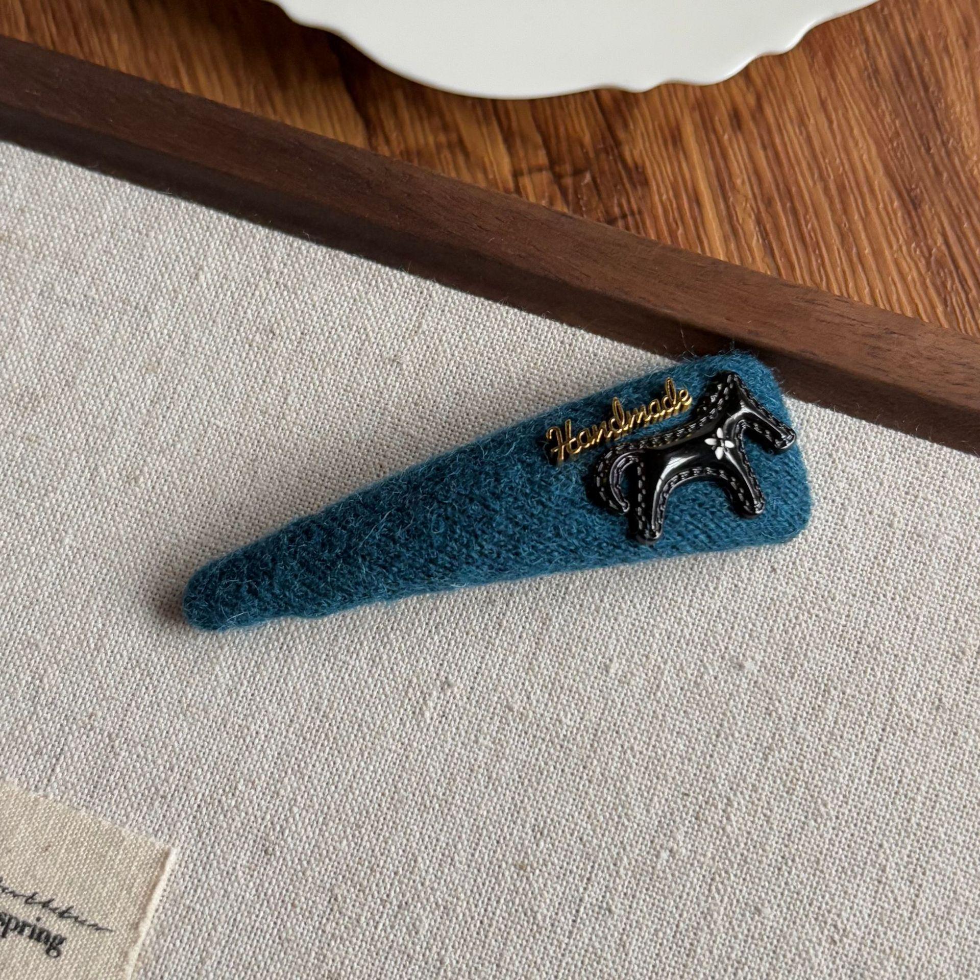 Exquisite Gold Label Knit Triangle Hair Clip - Trendy Women s Autumn/Winter Hair Accessory