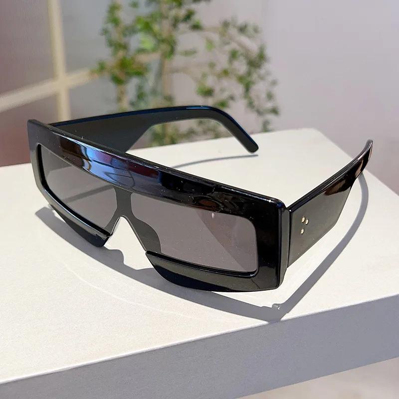 

Солнцезащитные очки в большой квадратной оправе для женщин и мужчин, модные винтажные популярные солнцезащитные очки класса люкс, дизайнерские, цельные, с заклепками, защита от УФ-излучения UV4000.