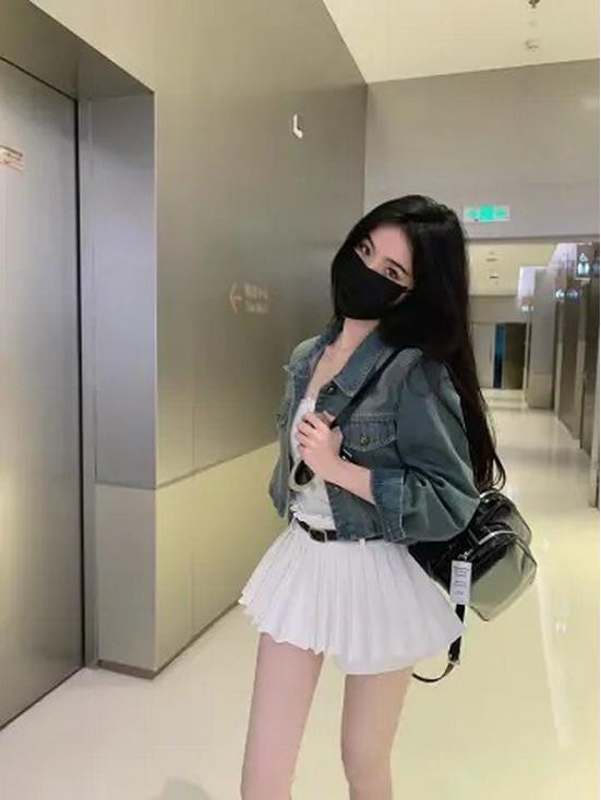 

Женские шорты с высокой талией и плиссировкой 2025 года — повседневный, закрывающий бедра, дизайн, защищающий от внешних воздействий M белый