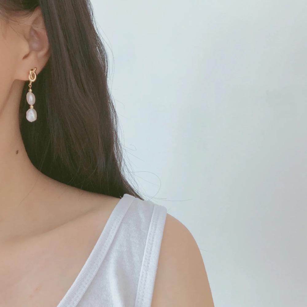 2024 New Personality Metal Knot Baroque Pearl Dangle Earrings for Women Vintage Long Pendant Earrings Luxury Jewelry Girls Gift