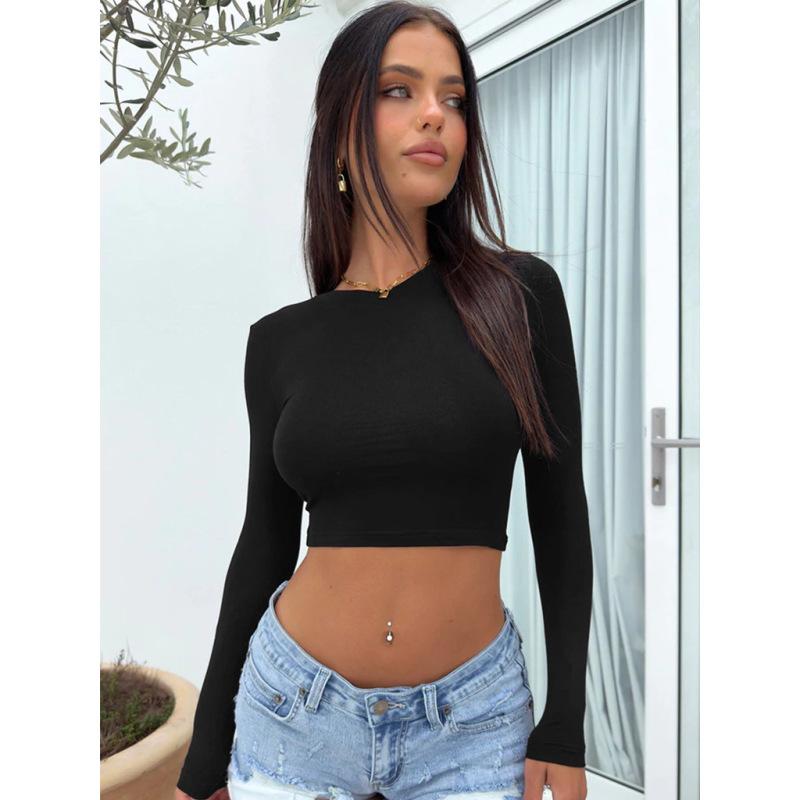 Eng anliegendes T-Shirt mit freiliegendem Nabel, das ein ultrakurzes, langärmliges Basisshirt trägt