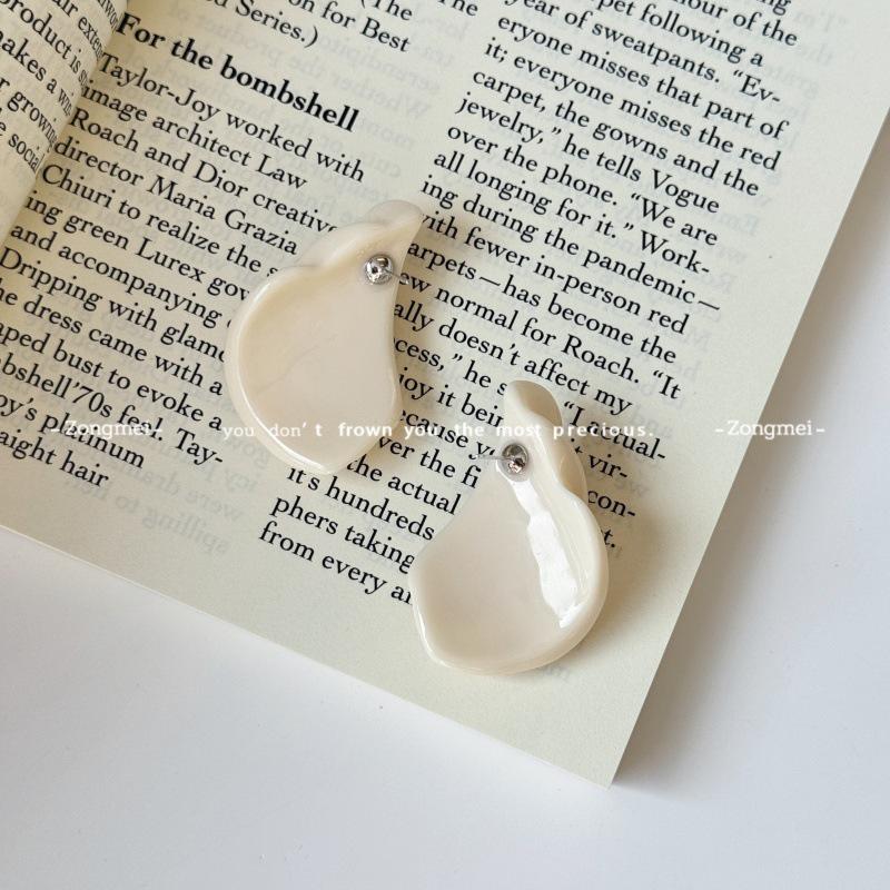 Simple Vintage Milky White Resin Shell Ocean Ornament - Teacher Kang’s Style