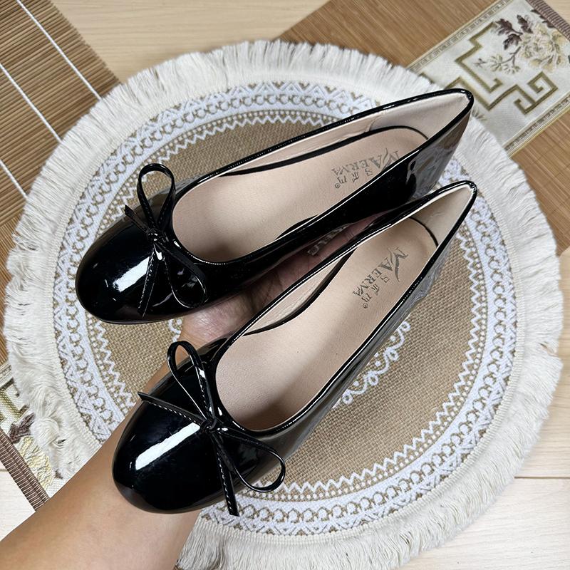 Fashion Flat Shoes Women's 2025 Spring and Autumn New Round Toe Ballet Shoes Bow Knot Shallow Retro Patent Leather Red Plus Size 43 44