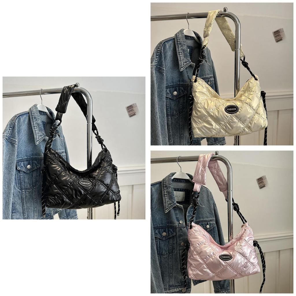 Trendige Damen-Schultertasche im Streetstyle 2024 Winter Neue Mode Glänzend Einfarbig Baumwolle Umhängetasche