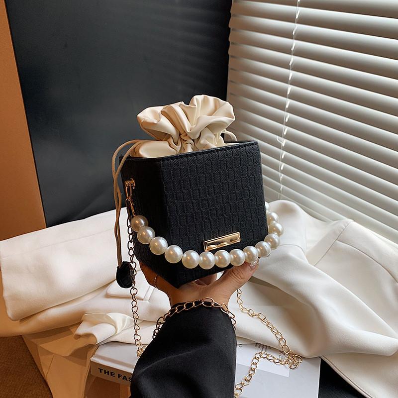 Trendy Black Casual Chain Shoulder Bag For Women 2024 Stylish Simple Square Design