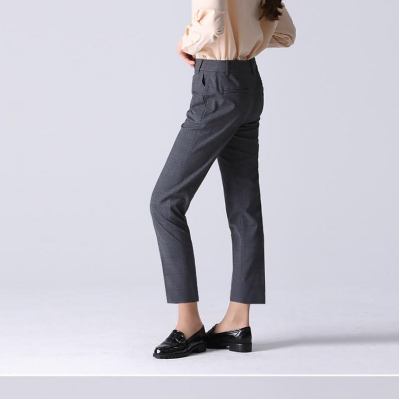  Îi lipsesc pantalonii formali simpli cu creion care cade