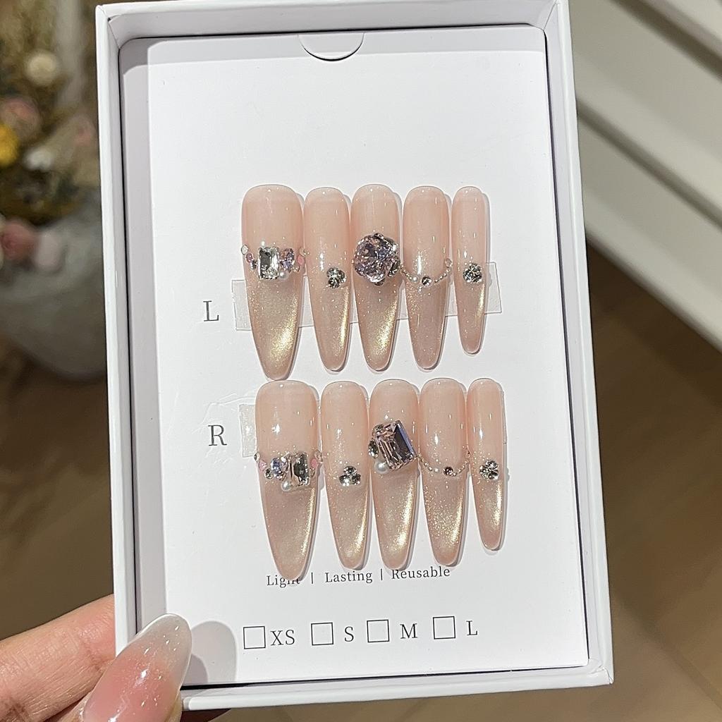 Gentle Nude Color Pure and Thrilling Light Gold Cat Eyes Fine K9 Pile Diamonds and A Thousand Gold Wearer