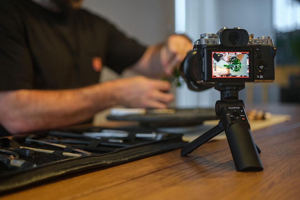 FUJIFILM Handgriff-Stativ mit Fernaufnahmefunktion, Selfie, Aufnahmen aus niedrigem Winkel, Gruppenaufnahmetisch, Foto, staubdicht, spritzwassergeschützt, niedrige Temperaturen