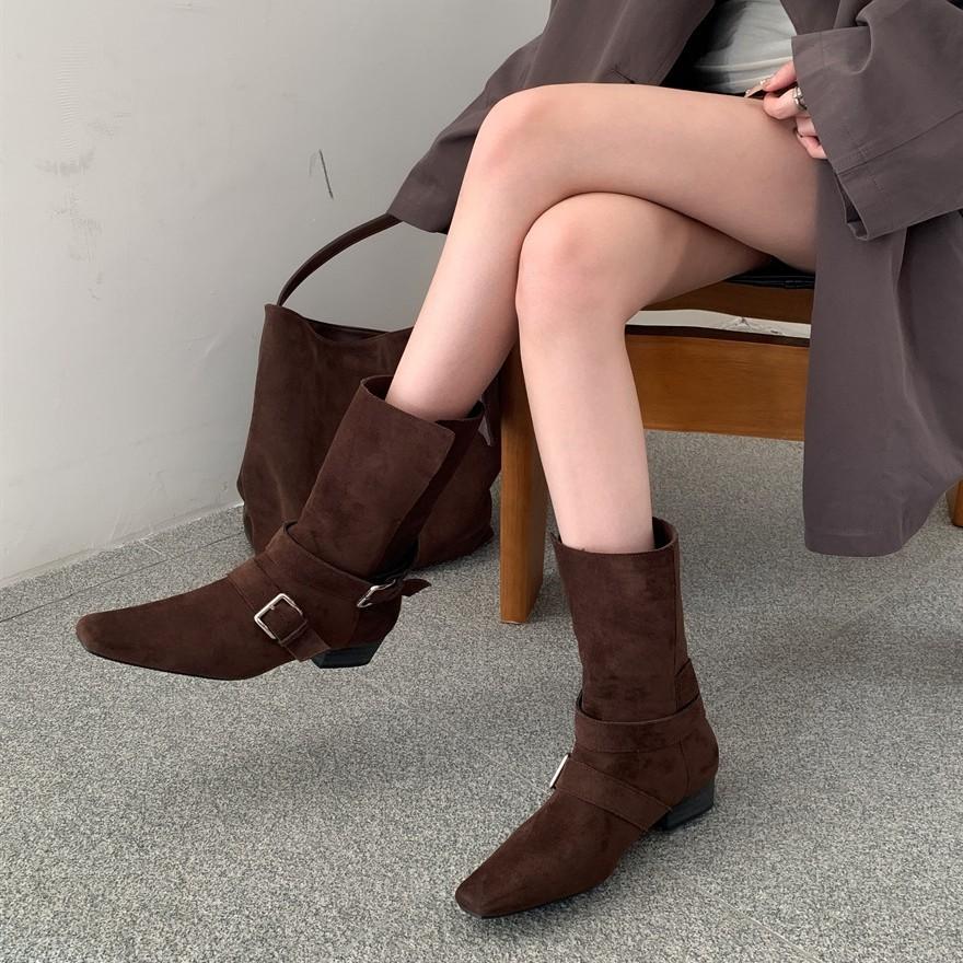 ~ Leichter Retro-Europäischer und Amerikanischer Stil Wildleder Gürtelschnalle Dicke Ferse Kurze Westernstiefel Herbst und Winter Neue Französische Kurze Stiefel