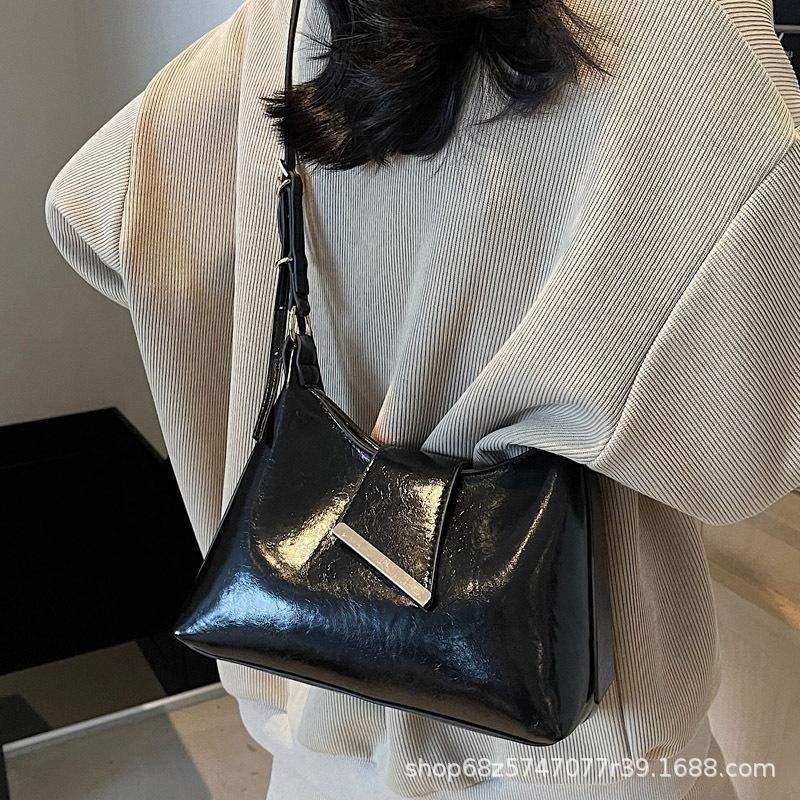 2025 new small women's bag single shoulder portable messenger saddle bag underarm fashion niche baguette messenger women's bag Internet celebrity