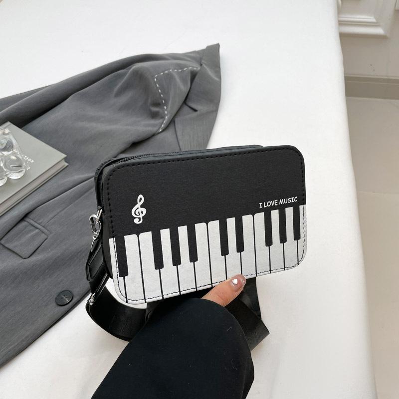 

2025 зима новая мода контрастный цвет маленькая квадратная сумка девушка милая личность нота фортепианной музыки маленькая сумка-сачель портативная женская сумка чёрный