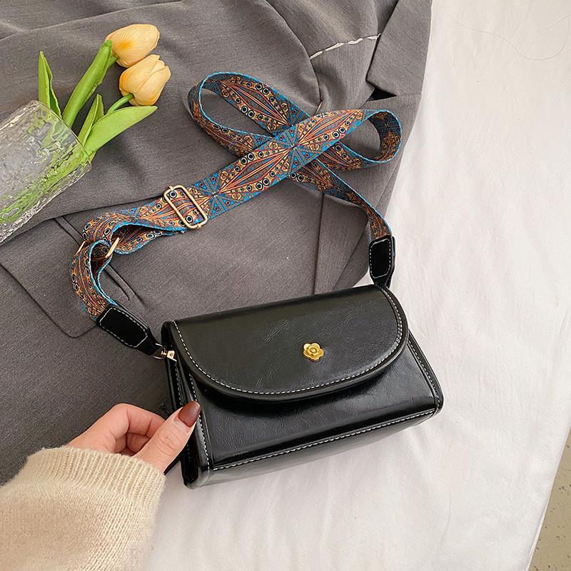 

Chic Winter 2024 Vintage Shoulder Bag For Women With Stitching Details And Inner Pocket чёрный
