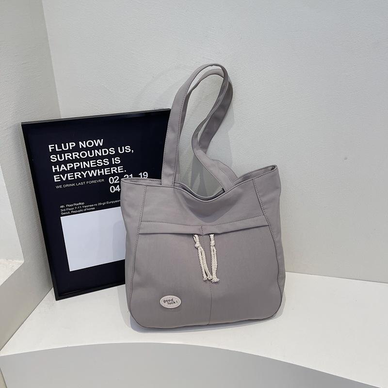 

Texture is simple, fashionable, trendy, niche design, large-capacity bag, 2025 summer new foreign women s shoulder bag сірий колір