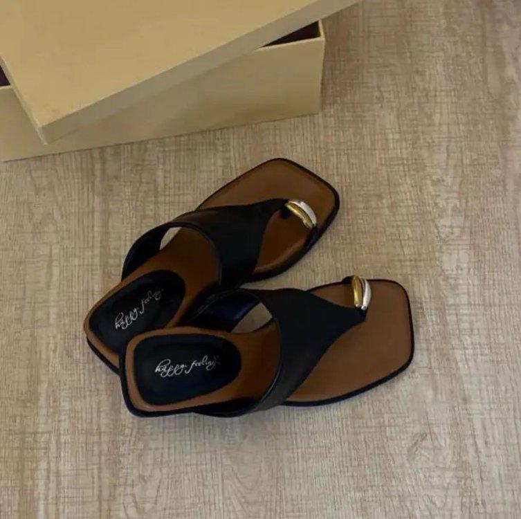 Fashion casual cover toe flat slippers women's summer wear 2025 new seaside vacation beach shoes Roman cool slippers