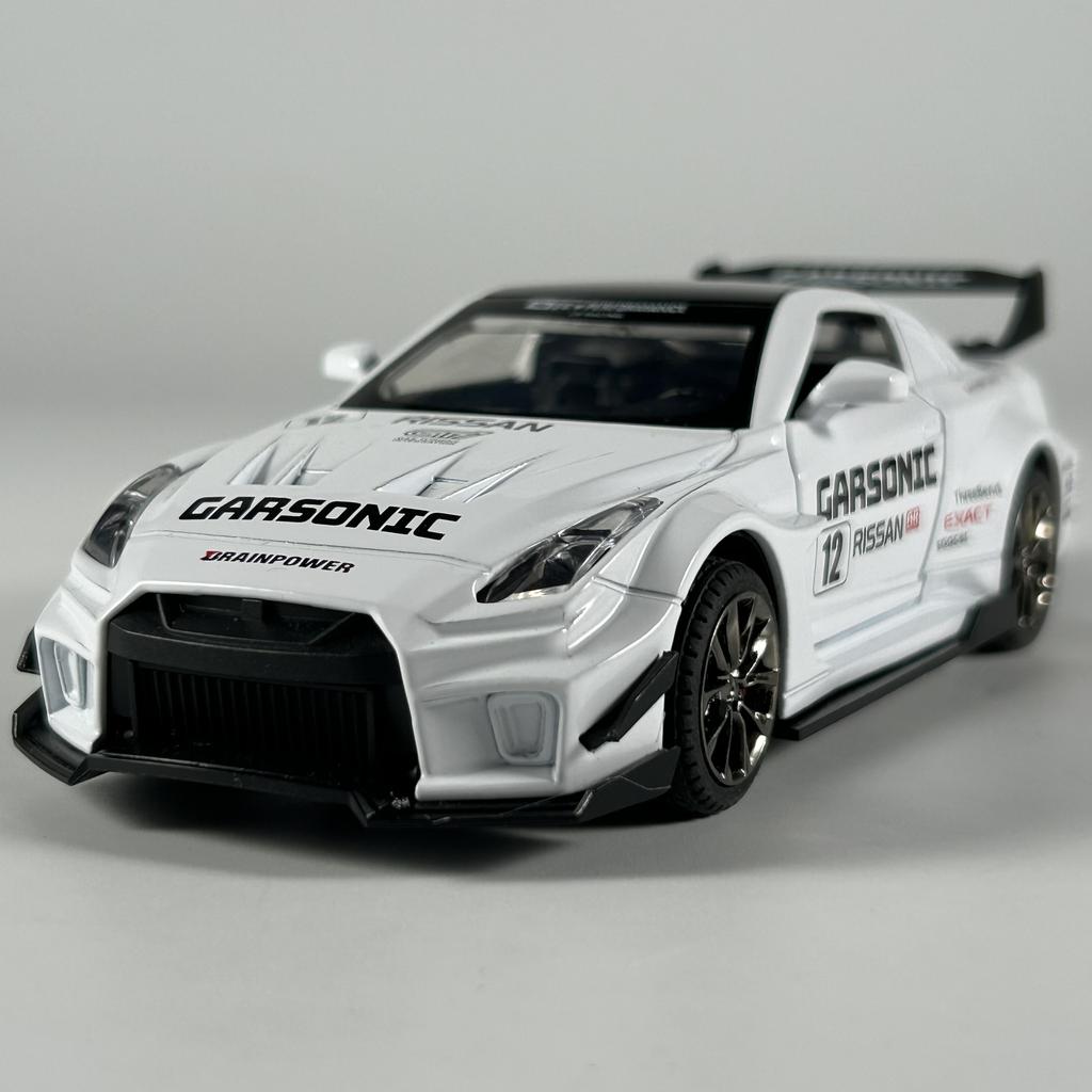 1:32 Nissan GTR CSR2 Modello in Lega Metallica Diecast Auto Decorazione per la Casa & Collezionabili Ornamento per Esposizione Hobby Regali per le Feste