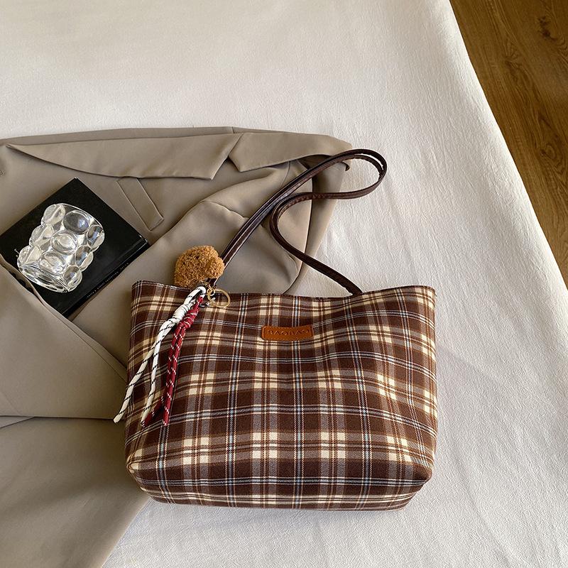 Autumn and winter retro large-capacity handbag women's 2025 new leisure commuter plaid college student class tote bag