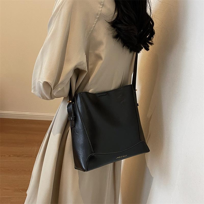 

Сумка кроссбоди на одно плечо женская большой вместимости модная простая в форме ведра чёрный