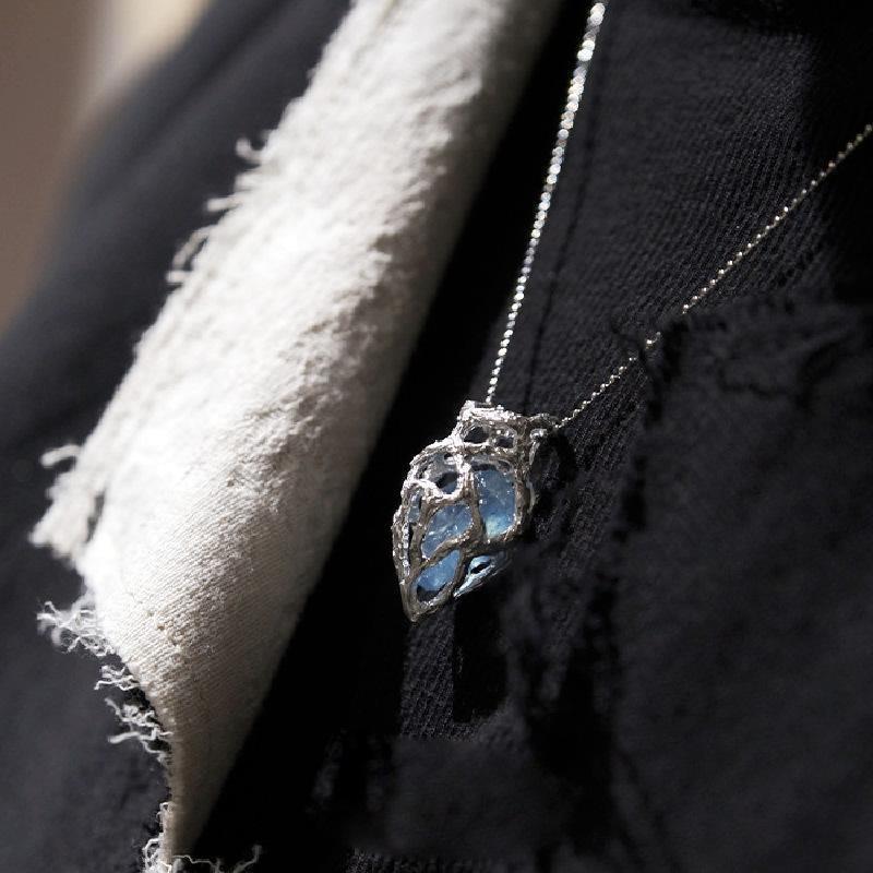 Blue Ice Pendant Aquamarine Gravel Necklace Women'S Temperament Blue Crystal Pendant Collarbone Chain