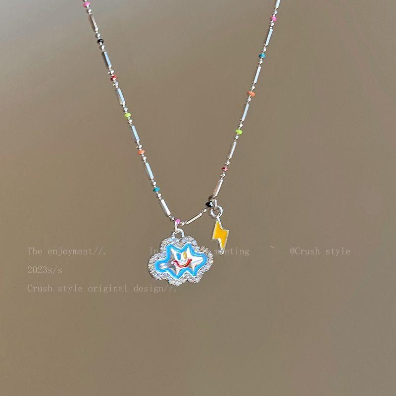 Hochwertige farbige Perlenkette mit Smiley-Gesicht und Blume - Trendiges Schlüsselbein-Accessoire für Frauen und Mädchen