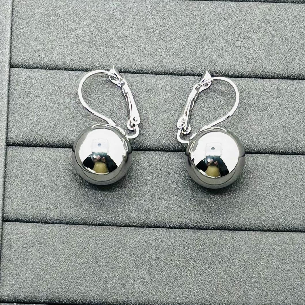 

New Korean version of simple ball earrings, niche high-end cold wind, personality, versatile and fresh earrings