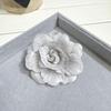 Spilla da donna in tessuto Suqi Kegensilk con ornamento a forma di camelia