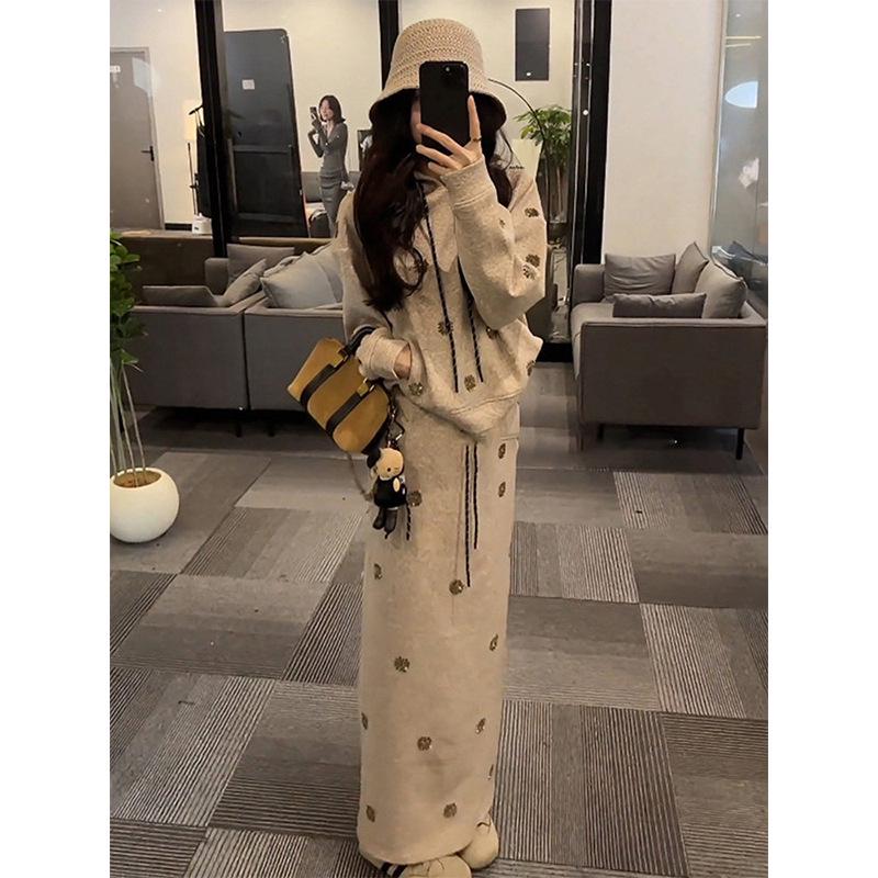 

Korean Elegant Casual Hooded Sweatshirt & Skirt Set for Women - Spring/Autumn High-End Rhinestone Fashion Two-Piece. S