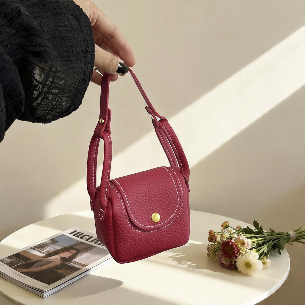Convenience and Simplicity in Texture. Soft Leather Saddle-style Single-shoulder Lightweight Luxury Crossbody Small Bag.