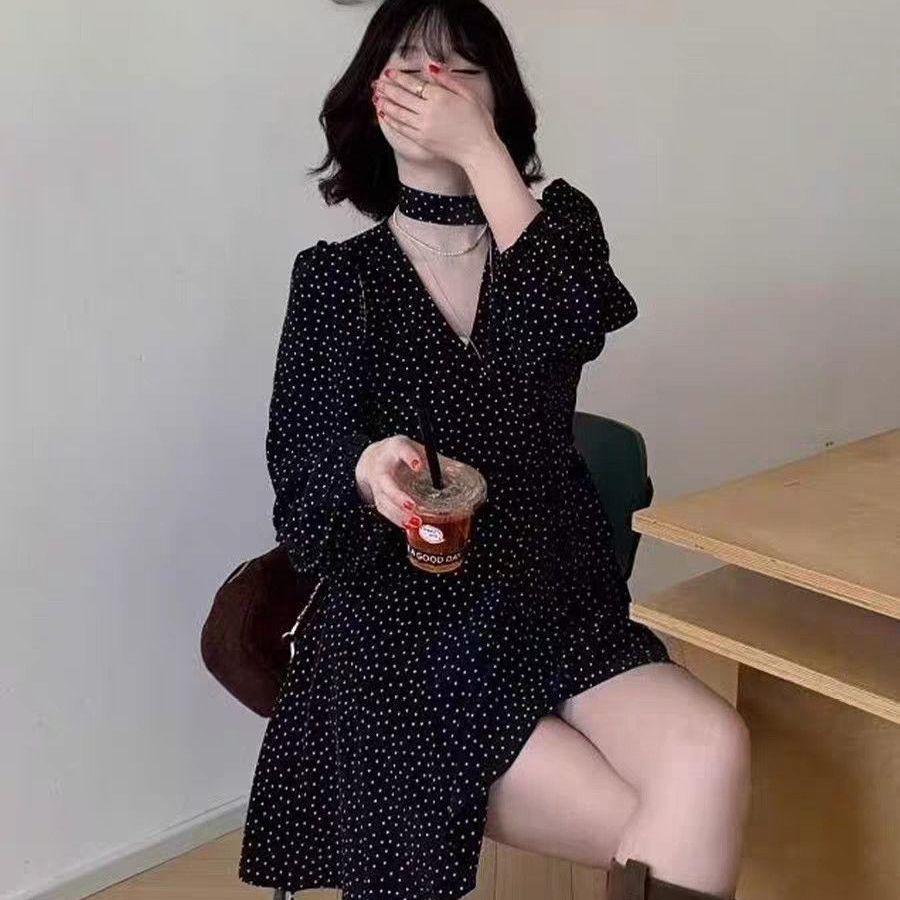 Black polka dot V-neck dress is thin and versatile, spring and summer small man Korean version of simple short hair wears a white skirt