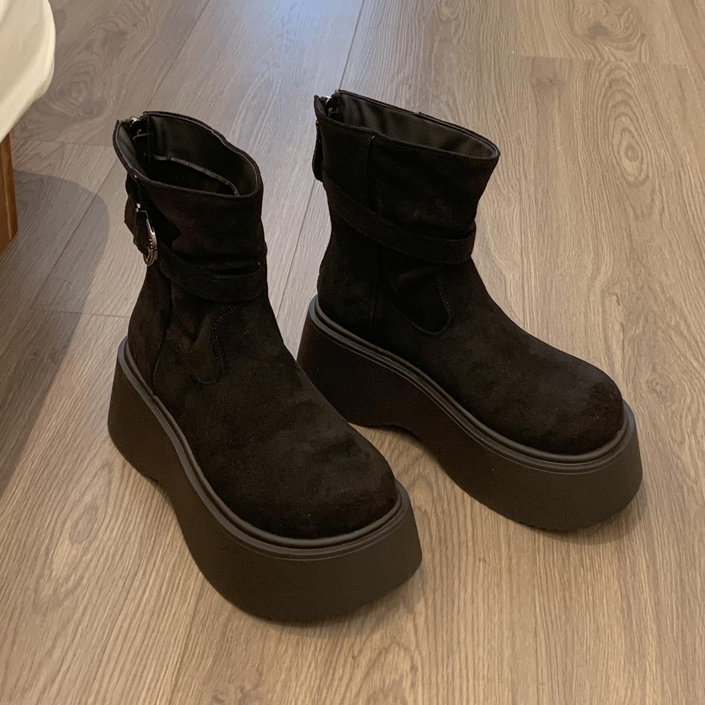 

[Фанфна] Женские ботинки Мартина 2025 Осень Новая Мода Пряжка на ремне Универсальные Облегающие На толстой подошве Маленькие Короткие ботинки 35