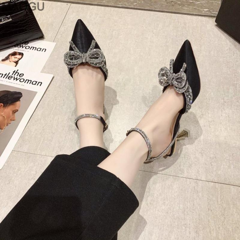 Damen Mode Sandalen Spitz zulaufend Kristall Knöchelriemen Hohe Hacken Sandalen Schwarze Schleife Seltsamer Stil Damenschuhe Tacones Mujer