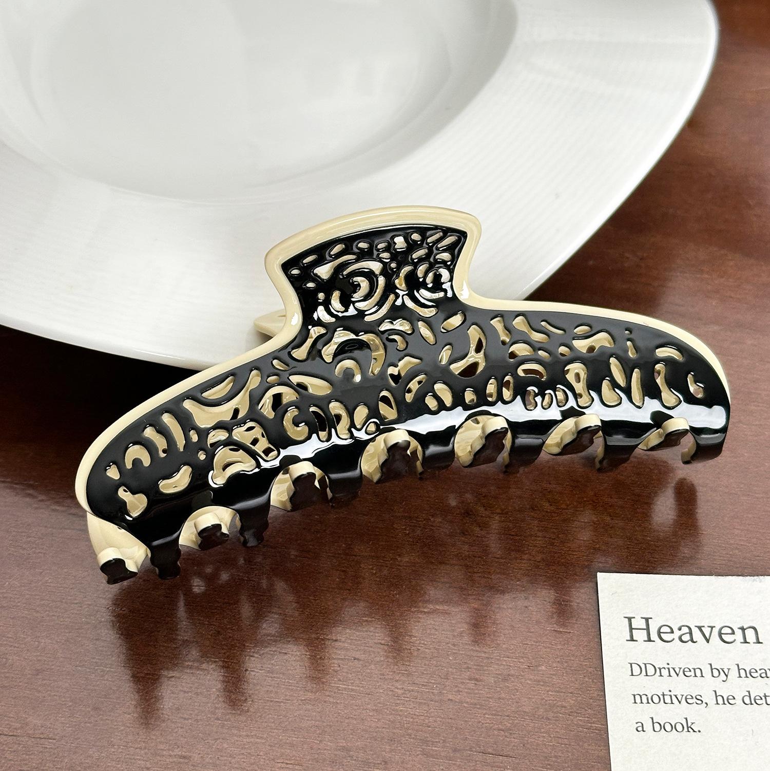 

Beautifully Crafted Acetate Hair Claw Clip In Black And Beige For Effortlessly Looks Elegant Black11cm