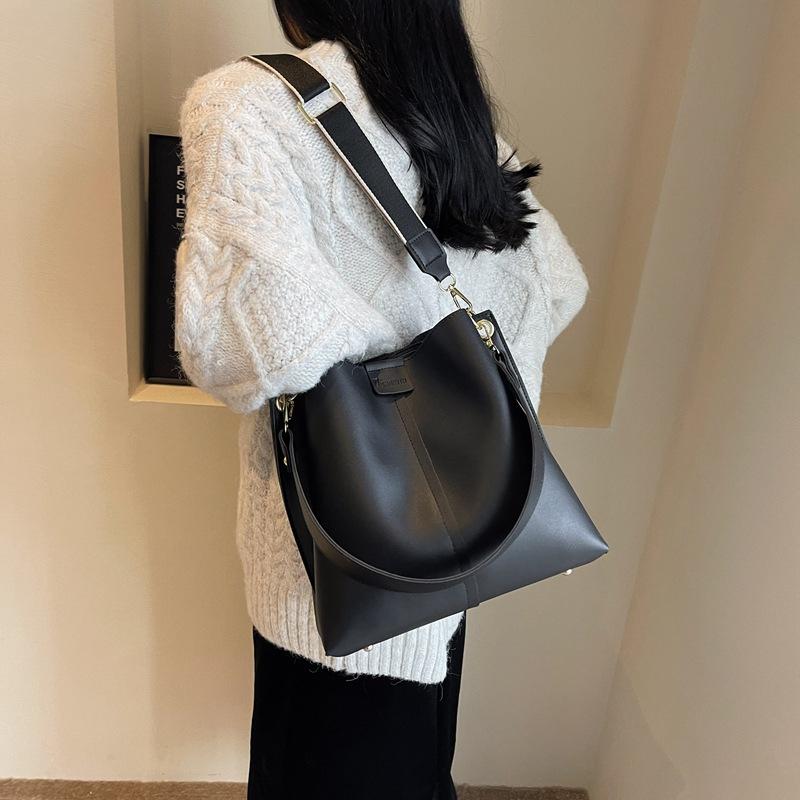 Handbag Women's 2025 New Fashion Versatile Bucket Bag Niche Commuter Premium Texture Solid Color Shoulder Bag