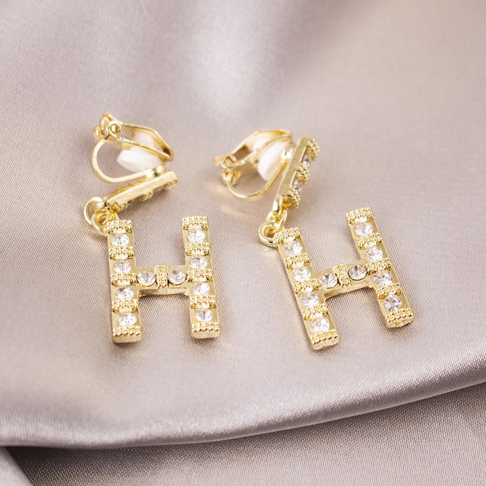 Elegant Clip-On Triangle Earrings for Non-Pierced Ears - Versatile, Light Luxury for Everyday Wear.