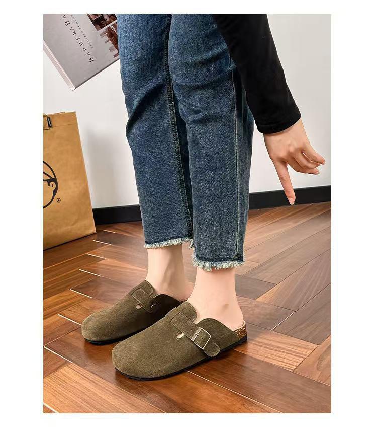 Women with one foot on Birkenstocks slippers will be popular in 2025, and the new versatile thick-bottomed bag head will be worn outside. Casual half 