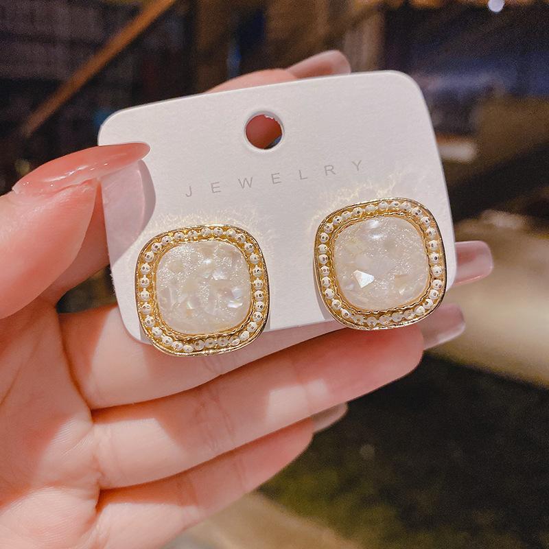 Stylish and simple square high-end stud earrings, women's geometric versatile temperament earrings, elegant and atmospheric earrings.