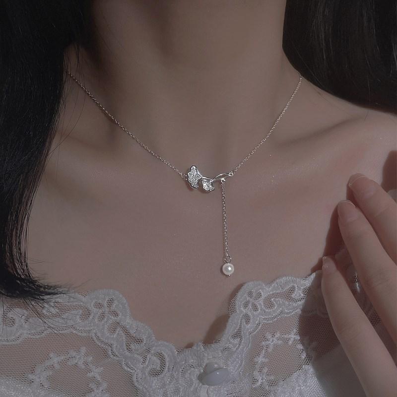 Ginkgo Biloba Halskette Weibliches minimalistisches Nischentemperament Sansheng Glücks-Schlüsselbeinkette Leichtes Luxusdesign Schlüsselbeinkette aus Edelstahl