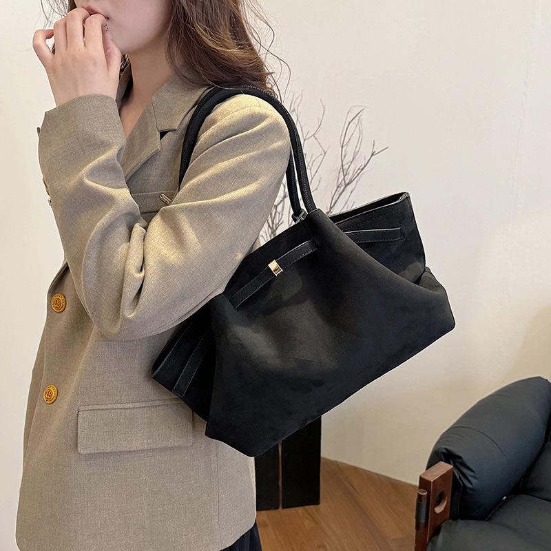 Large capacity tote bag women 2025 autumn and winter new commuting lazy wind matte vegetable basket single shoulder dumplings large