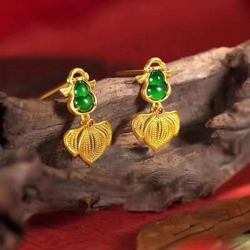 

Позолоченные серьги с изумрудными рыбками кои и ретро-кисточками с цветочным узором