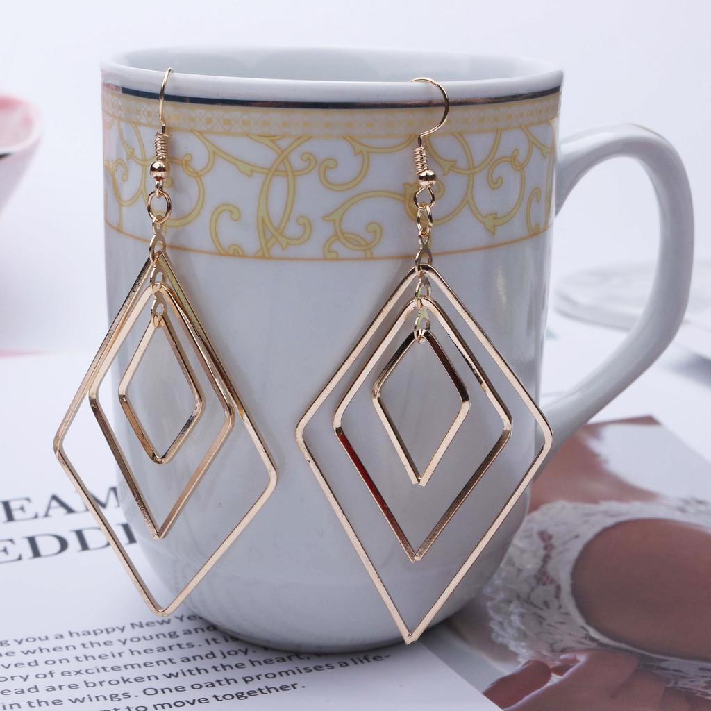 New Hollow Rhombus Dangle Earrings for Women Trendy Golden Color Geometry Metal Statement Drop Earrings Party Hook Ear Jewelry