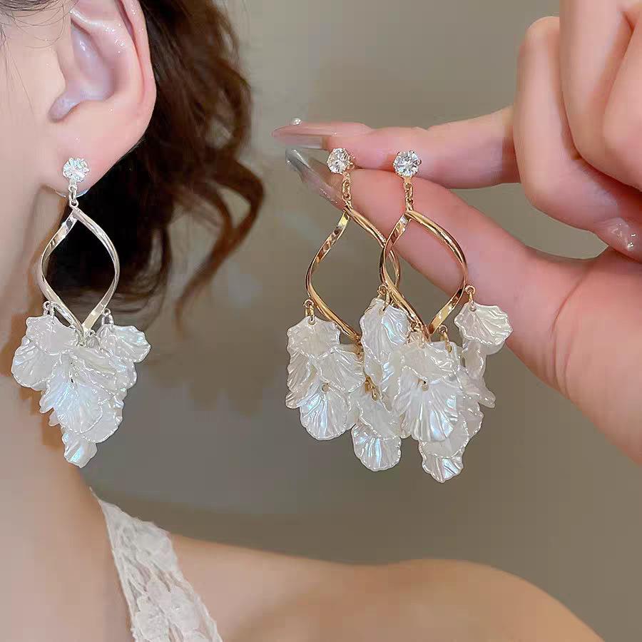Elegant French Shell Petal Tassel Earrings for Women, Long, Face-Slimming Clip-Ons, 2026 Fashion Studs