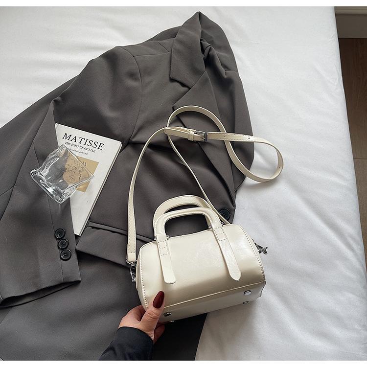 

Ручная повседневная маленькая квадратная сумка женская сумка для работы через плечо 2025 новая высококачественная текстура универсальная модная сумка-мессенджер