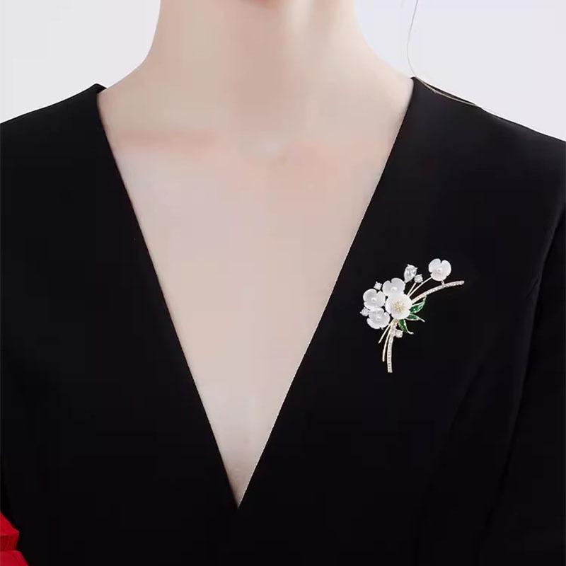 Spilla a Fiore, Fascino Femminile di Alta Gamma, Spilla con Perle, Lusso Leggero, Spilla di Design di Nicchia e di Alta Gamma