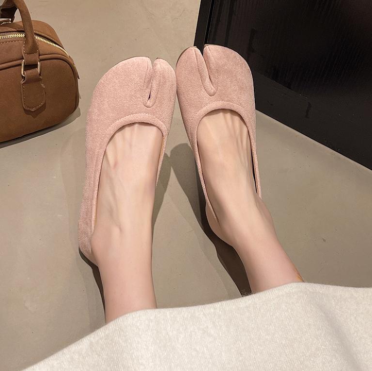 2026 Новинка Разделенные пальцы обувь женщина Мэри Джейн Японский стиль Копыта балетки лодыжка bele Таби ниндзя лоферы Женская туфля балетка 35 розовый 3140₽