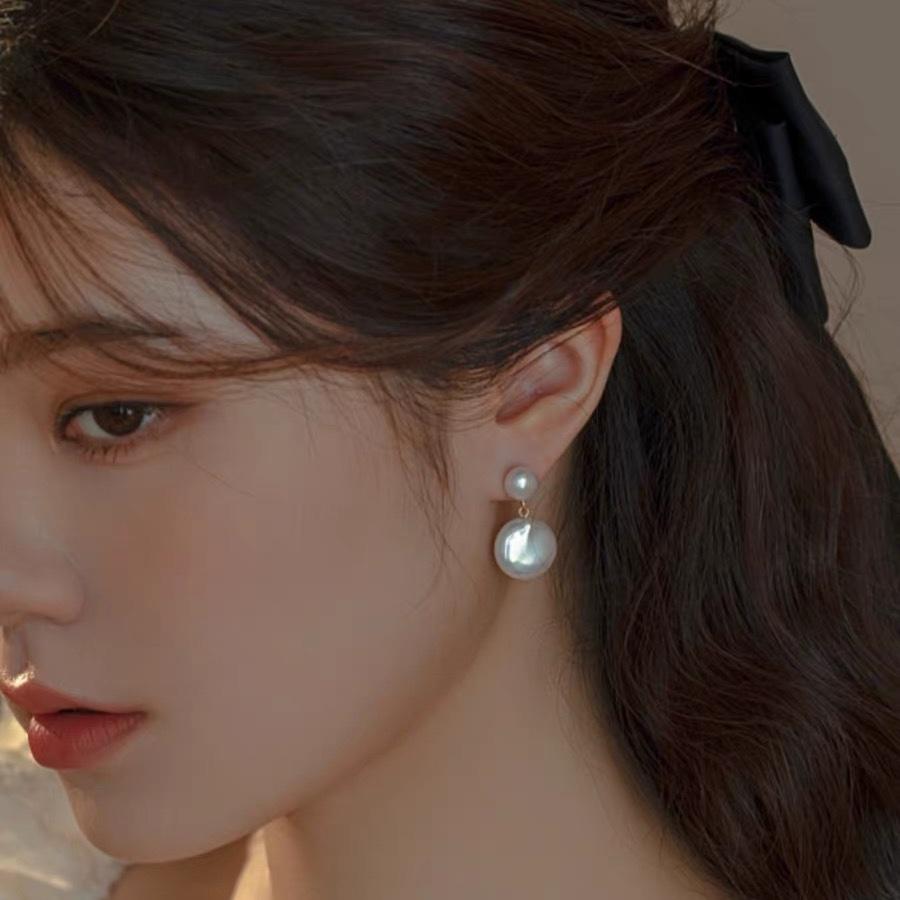 Natural freshwater button pearl earrings women's gentle and elegant button French romantic stud earrings 925 silver needle flat piece