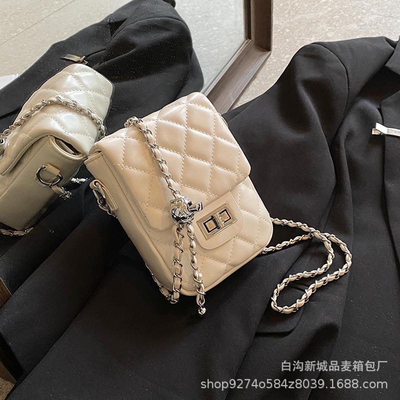 

This year s popular fashion diamond chain small bag women s 2025 new temperament shoulder bag simple messenger mobile phone bag білий