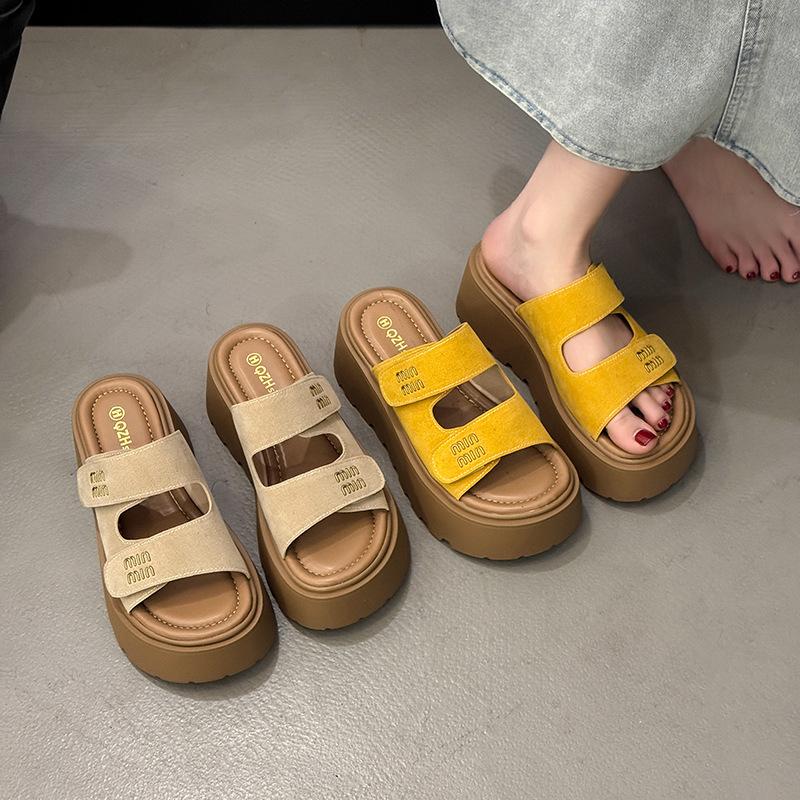 Stepping on shit feeling thick bottom heightening one-word slippers women wear 2025 summer new Internet celebrity beach cool slippers